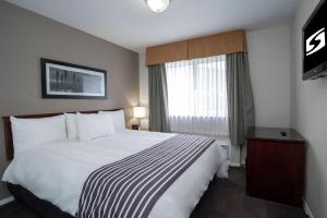 Postel nebo postele na pokoji v ubytování Sandman Hotel & Suites Williams Lake