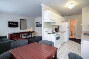 Kuchyň nebo kuchyňský kout v ubytování Sandman Hotel & Suites Williams Lake