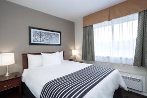 Postel nebo postele na pokoji v ubytování Sandman Hotel & Suites Williams Lake