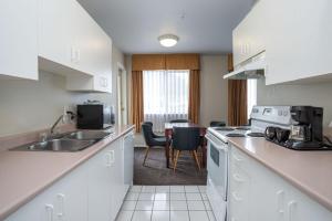 Kuchyň nebo kuchyňský kout v ubytování Sandman Hotel & Suites Williams Lake