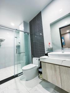 y baño con aseo, lavabo y ducha. en Khách sạn Miami Ninh Thuận en Phan Rang