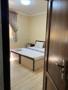 - une chambre avec un lit et une fenêtre dans l'établissement Ikat Terrace, à Boukhara