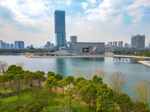 - une vue sur une ville avec une grande étendue d'eau dans l'établissement Hyatt Regency Shanghai Jiading, à Jiading