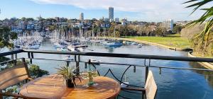 uma mesa numa varanda com vista para uma marina em Harbourfront Bliss - 2 bedrooms, parking, balcony em Sydney