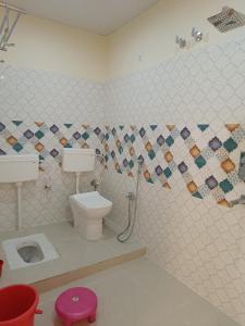 uma casa de banho com um WC e um lavatório em The Royal Sahdeo Venue em Gaya