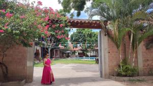 Una donna con un vestito rosso che cammina attraverso una porta aperta di Casa Bambú a Tarapoto