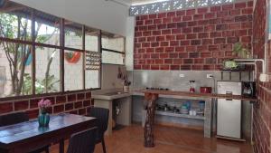 una cucina con muro di mattoni, bancone e tavoli di Casa Bambú a Tarapoto