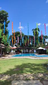 un gruppo di bandiere colorate in un parco di Casa Bambú a Tarapoto