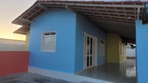 una parete blu di una casa con una porta di Aquarela do Sertão a Piranhas
