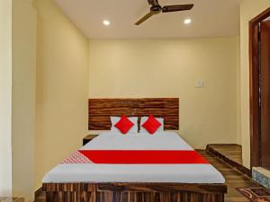 a bedroom with a large bed with red pillows at OYO Flagship 81128 Hotel Preet Palace in Rānchī