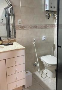 een badkamer met een toilet, een wastafel en een spiegel bij Copacabana e Ipanema in Rio de Janeiro