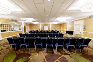 una sala de conferencias con una mesa larga y sillas en Holiday Inn Cape Cod-Falmouth, an IHG Hotel, en Falmouth