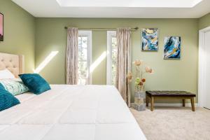 a bedroom with a large white bed and a window at Beautiful & Large Townhouse in Downtown Arlington Near DC in Arlington