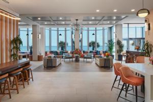 un vestíbulo de un hotel con sillas y mesas en Sheraton Oceanfront Hotel, en Virginia Beach