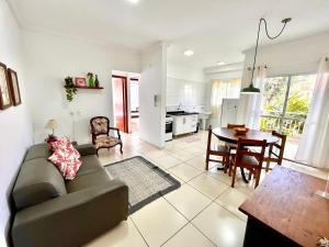 a living room with a couch and a table at Novo Porto- Apartamentos 2 quartos, varanda, cozinha integrada in Piracicaba