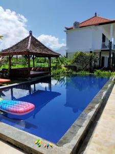 - Piscina en una villa con cenador en Limun guesthouse, en Ujung