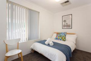 1 dormitorio con 1 cama, 1 silla y 1 ventana en Suburban Villa, en Perth