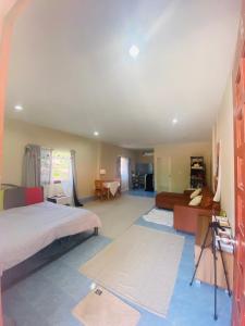 een slaapkamer met een bed en een woonkamer bij Rustic apartment at YaNui beach in Phuket
