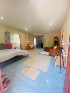 een slaapkamer met een bed en een blauwe vloer bij Rustic apartment at YaNui beach in Phuket