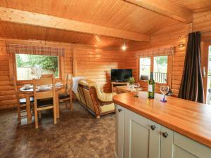 uma cozinha e sala de jantar com uma mesa e uma sala de jantar em Cornfield Lodge em Northallerton