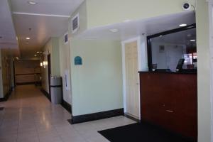 De lobby of receptie bij Rodeway Inn & Suites