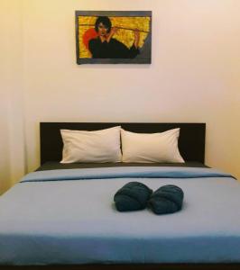 una camera con un letto con due cuscini sopra di Judith's 2 bedroom family home, sleeps 6 a Ko Samed