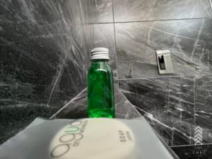 Casa Embi Oaxaca في مدينة أواكساكا: وجود زجاجة خضراء موضوعة فوق المرحاض