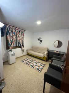 1 dormitorio con 1 cama, mesa y sillas en Can Ginesta Muy feliz&tranquilo, en Barcelona