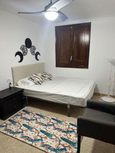 - une chambre avec un lit, un tapis et un plafond dans l'établissement Can Ginesta Muy feliz&tranquilo, à Barcelone