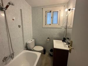 een badkamer met een bad, een toilet en een wastafel bij Can Ginesta Muy feliz&tranquilo in Barcelona