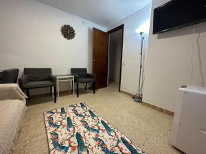 sala de estar con sofá, mesa y sillas en Can Ginesta Muy feliz&tranquilo, en Barcelona