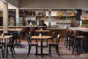 a restaurant with tables and chairs and a bar at Courtyard Sacramento Rancho Cordova in Rancho Cordova