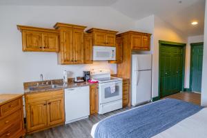 Køkken eller tekøkken på Teton Valley Motel