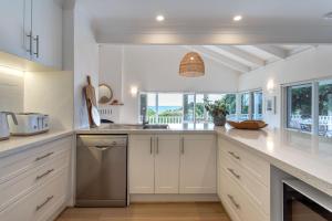 Surfs Up I Private Properties的厨房或小厨房