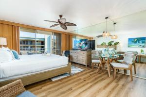 Un dormitorio con una cama y un comedor. en Royal Kahana 702 Studio Condo, en Kahana 33 fotos más