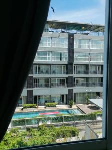 Bazén v ubytování NJ PATONG HOTEL nebo v jeho okolí