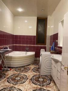 y baño con bañera y lavamanos. en Guesthouse David, en Mtskheta