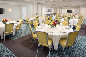 - une salle de banquet avec des tables blanches et des chaises jaunes dans l'établissement Residence Inn by Marriott San Diego Downtown/Gaslamp Quarter, à San Diego