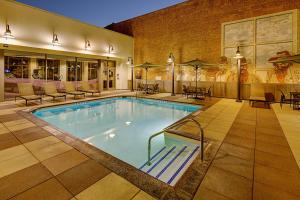 uma piscina num hotel com cadeiras e mesas em Residence Inn by Marriott San Diego Downtown/Gaslamp Quarter em San Diego