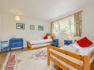 聖莫斯的住宿－Blue Seas，一间卧室设有两张床和窗户。
