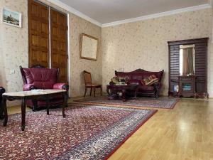 sala de estar con sofás y mesa en Guesthouse David, en Mtskheta
