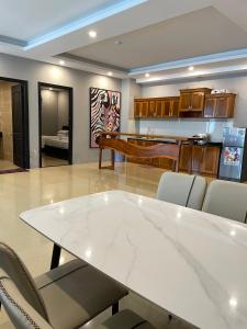 eine Küche und ein Esszimmer mit einem weißen Tisch und Stühlen in der Unterkunft Welcome You to Vung Tau 2 bedroon with Nice Sea View in Vũng Tàu