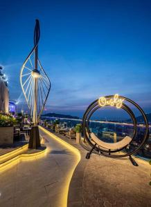 eine Bank mit einem Licht darauf in der Nacht in der Unterkunft Welcome You to Vung Tau 2 bedroon with Nice Sea View in Vũng Tàu