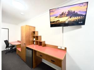 TV a/nebo společenská místnost v ubytování Mackay Resort Motel