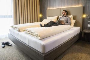 Postel nebo postele na pokoji v ubytování MYHOTEL München Olching