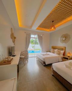 Anlio Resort في داويس: غرفة نوم بسريرين ومكتب ونافذة