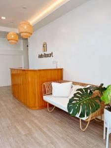 una sala d'attesa con panchina e bancone di Anlio Resort a Dauis