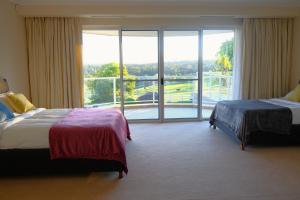 um quarto de hotel com duas camas e uma grande janela em Kellyville Luxury 5 Br House Quiet & Spacious em Kellyville