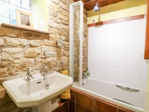 Koupelna v ubytování Hadcroft Cottage + 24 fotografií