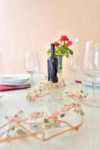 einen Tisch mit einer Flasche Wein und zwei Gläsern in der Unterkunft Apartment Stipić in Zadar